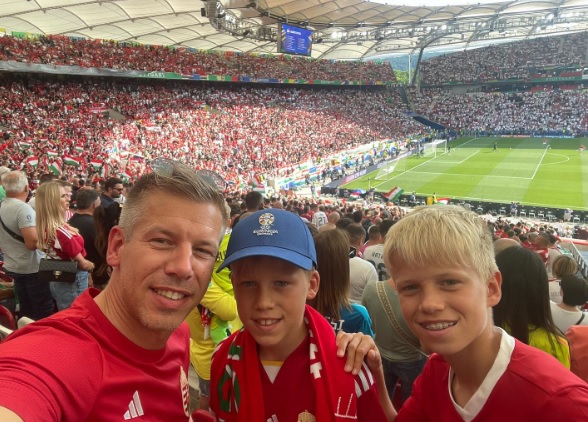 Magyar Péter fiaival