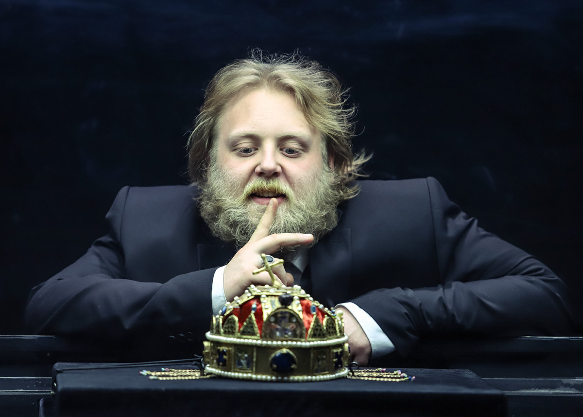 Borsi-Balogh Máté is bemutatkozik a Dóm téren, a 3 testőrben. Fotó: orkenyszinhaz.hu