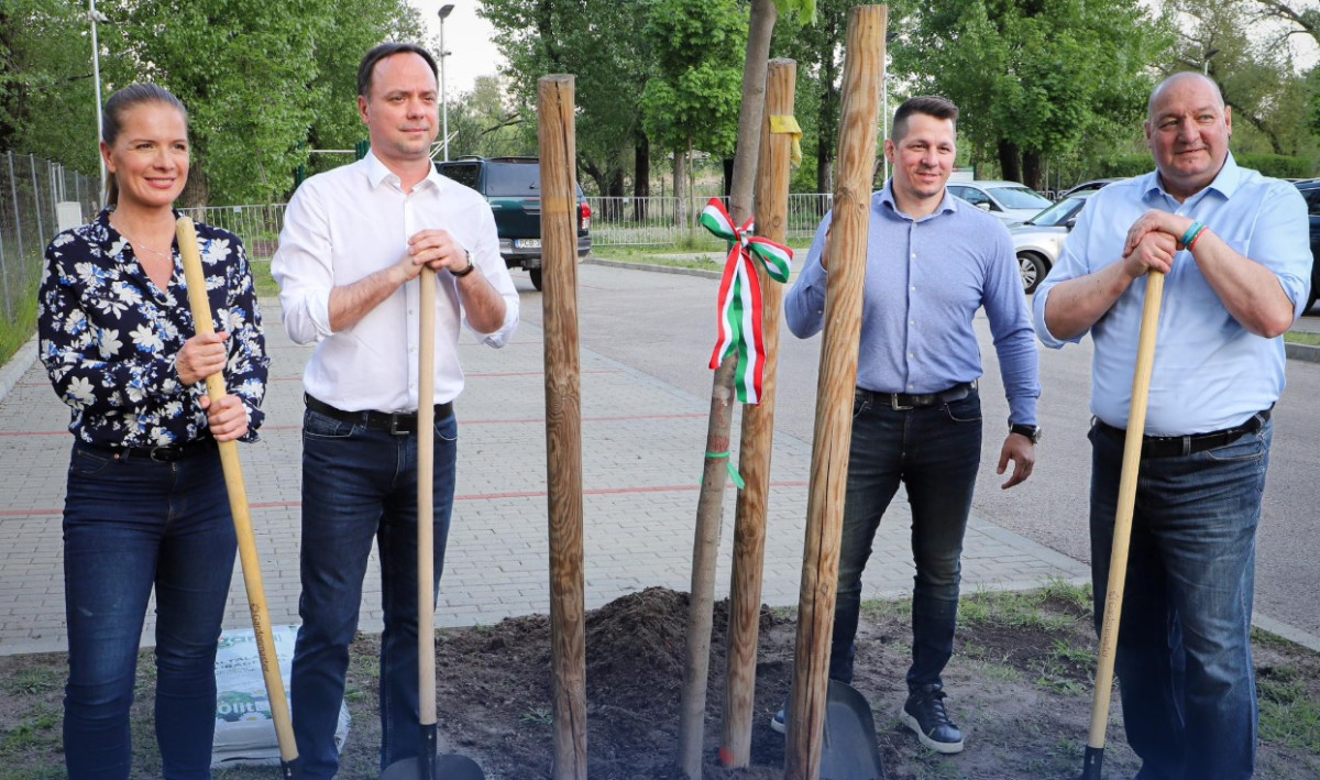 Közösen ültetett fát Németh Szilárd kormánybiztos és Nyitrai Zsolt miniszterelnöki biztos Csepelen