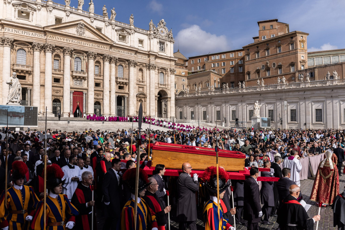 Nyolc órán át kellett sorban állnia annak, aki látni akarta a felravatalozott pápát. Fotó: hirado.hu