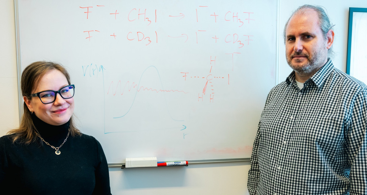 Nature Communications cikkben írta le egy kémiai reakció kvantumos alagúthatását Dr. Papp Dóra és Dr. Czakó Gábor. Fotó: SZTE/Kovács-Jerney Ádám