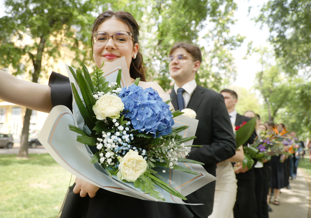 Szeged, Kőrösy József iskola, ballagás, Stefánia