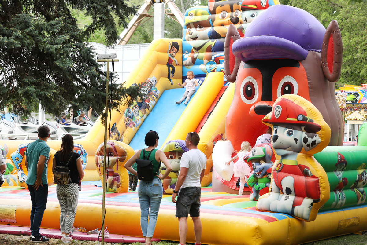 Szeged, majális, újszeged, liget, szórakozás, forgó, lufi, sör