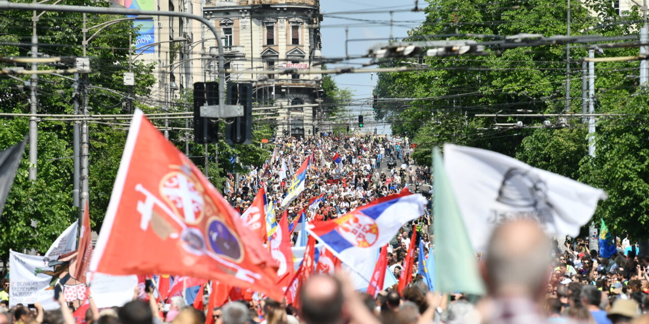 Több ezren tiltakoztak a szerb kormány épülete előtt május 1-jén. Fotó: Vesna Lalić/Nova.rs