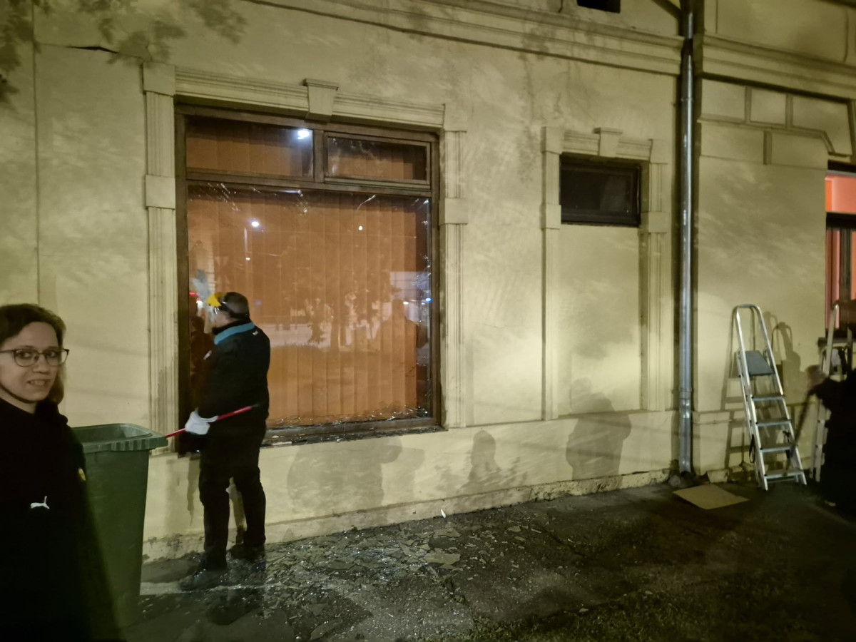 Betörték a Fidesz-iroda kirakatát Hódmezővásárhelyen