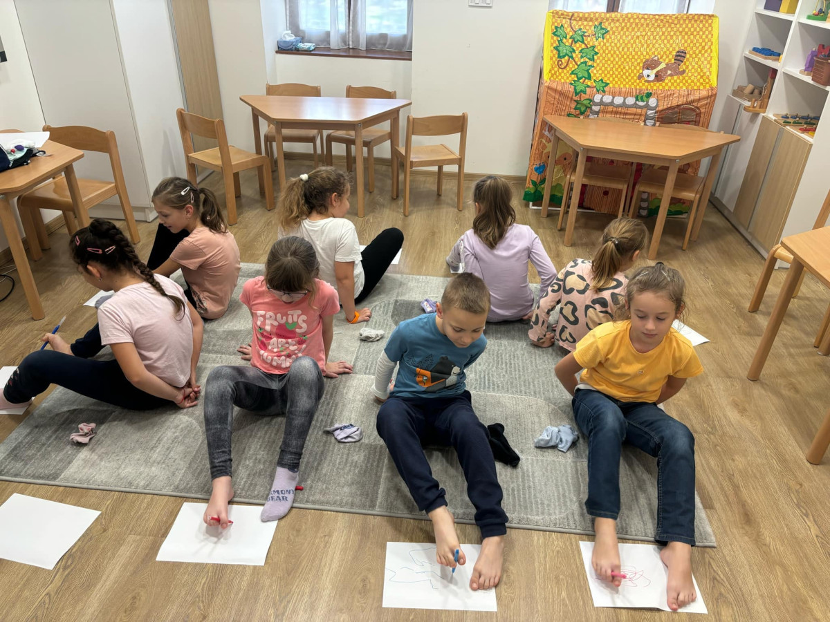 Miért jó, ha a gyerekek megpróbálnak lábbal rajzolni? - Izgalmas foglalkozások Nyíregyházán