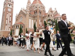 Szeged, SZTE, Orvostudományi Kar, végzős hallgatók, ballagás, Dóm tér, klinika kert