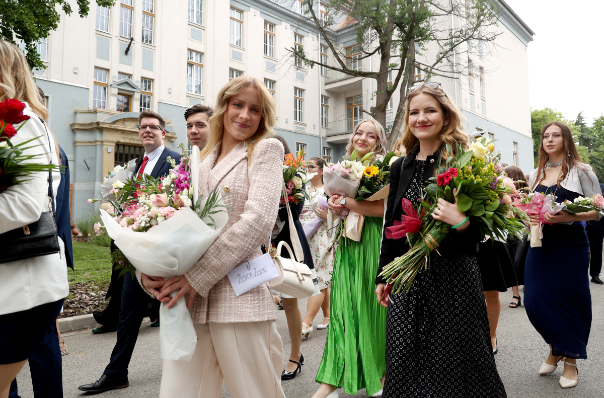 Szeged, SZTE, Orvostudományi Kar, végzős hallgatók, ballagás, Dóm tér, klinika kert