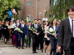 Szeged, SZTE, Orvostudományi Kar, végzős hallgatók, ballagás, Dóm tér, klinika kert