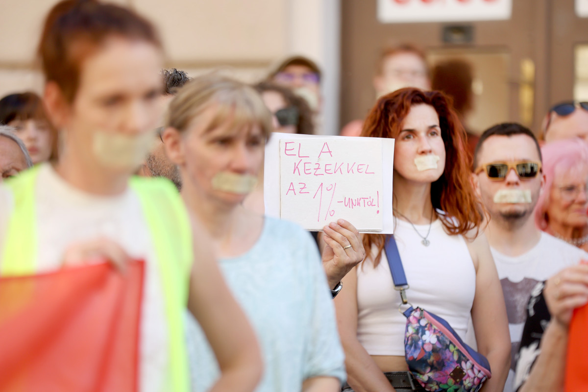 Szeged, aHang, demonstráció, átláthatósági törvény, Fidesz iroda