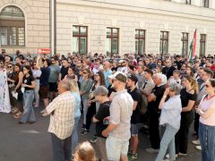 Szeged, aHang, demonstráció, átláthatósági törvény, Fidesz iroda