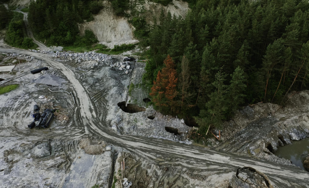További házak kiürítését rendelték el a hatóságok, ideiglenes gátat is építenek Parajdon. Fotó: Sóvidék Televízió hivatalos Facebook-oldala