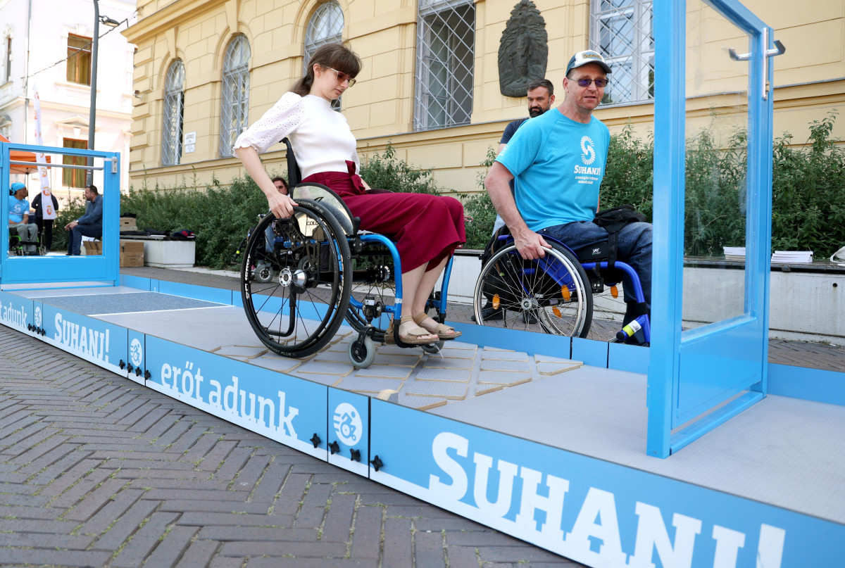 Szeged, Suhanj!, Roadshow, Árpád tér, kerekesszékes