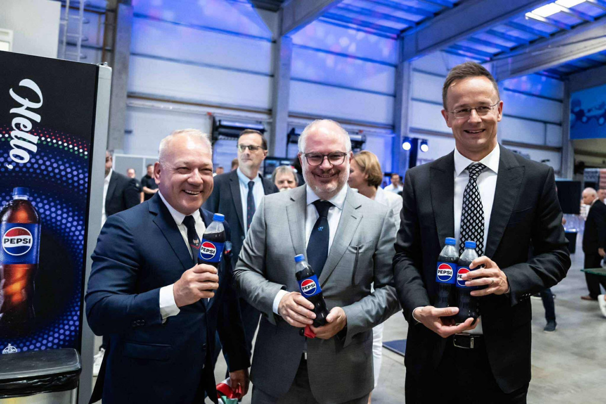 A hazai boltok piacain megtalálható Pepsi termékeket ezentúl import helyett helyben fogják gyártani. Fotó: Szijjártó Péter hivatalos Facebook-oldala