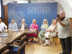 Szeged, Nyári színházi esték, Kávéházi esték, Muzsikáló udvar, sajtótájékoztató, városháza