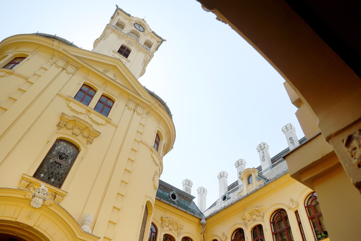 Szeged, Nyári színházi esték, Kávéházi esték, Muzsikáló udvar, sajtótájékoztató, városháza