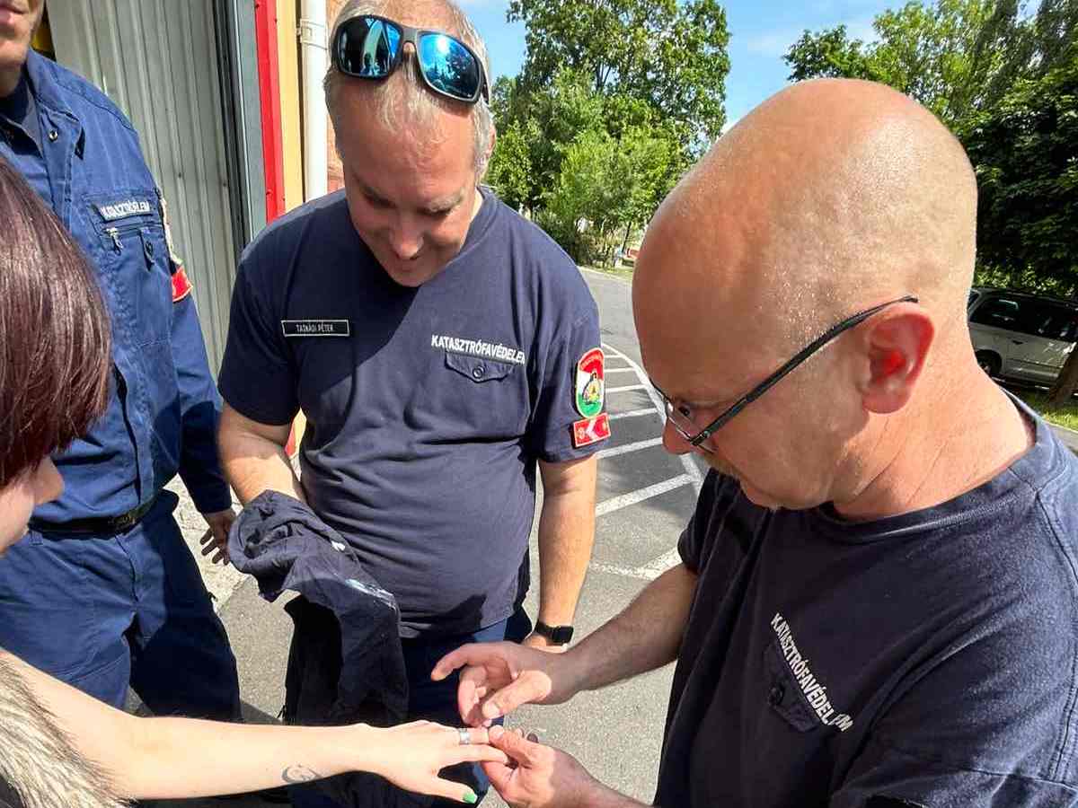 Nyíregyházi tűzoltók vágták le egy lány ujjáról a szoros gyűrűt