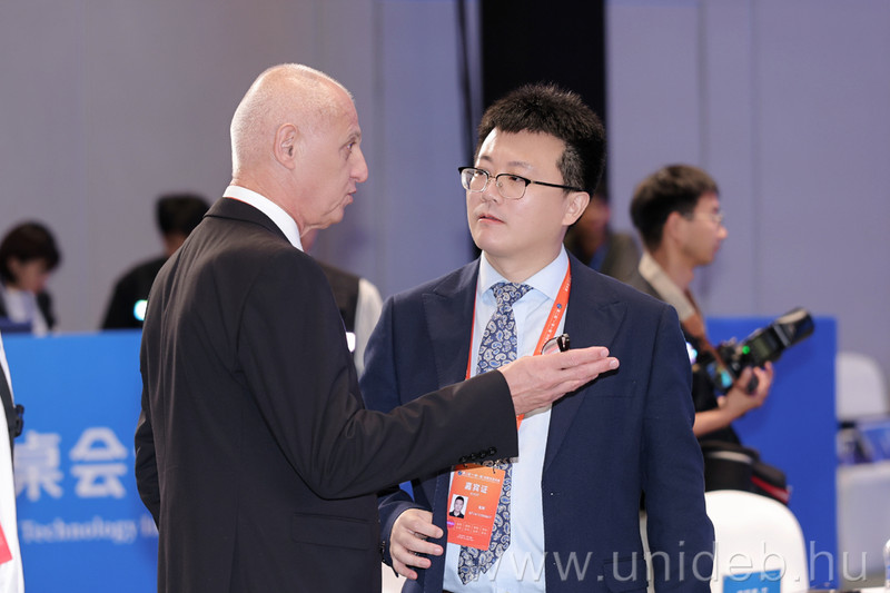 Egy övezet, egy út - Debreceni Egyetem