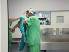 Szeged, okos cochleáris implantátum beültetés, műtét, Szegedi Tudományegyetem, SZTE, Fül- Orr- Gégészeti és Fej- Nyaksebészeti Klinik, hallókészülék, műtő, klinika, egészségügy