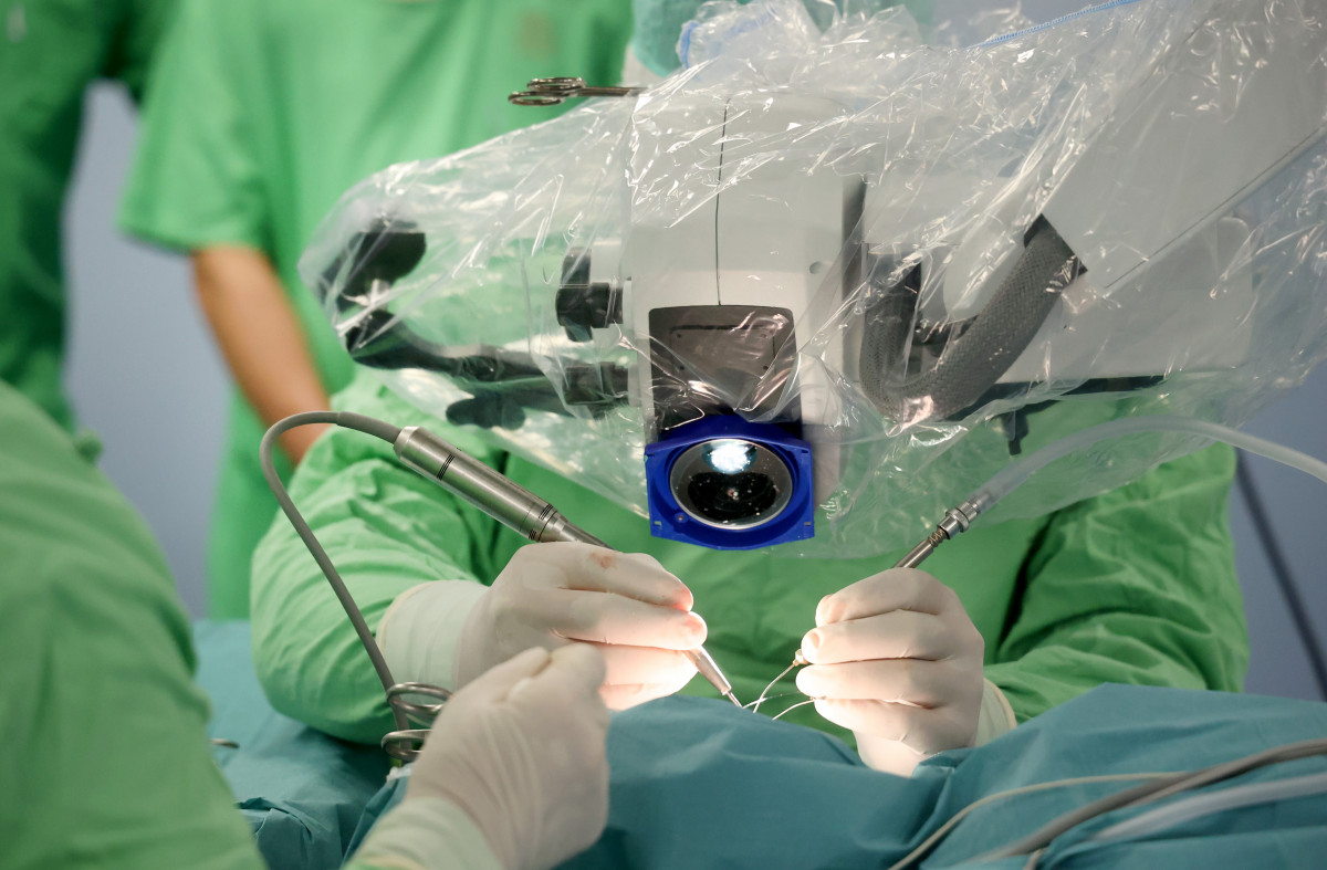 Szeged, okos cochleáris implantátum beültetés, műtét, Szegedi Tudományegyetem, SZTE, Fül- Orr- Gégészeti és Fej- Nyaksebészeti Klinik, hallókészülék, műtő, klinika, egészségügy