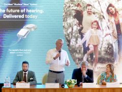 Szeged, okos cochleáris implantátum beültetés, műtét, Szegedi Tudományegyetem, SZTE, Fül- Orr- Gégészeti és Fej- Nyaksebészeti Klinik, hallókészülék, Rovó László, sajtótájékoztató