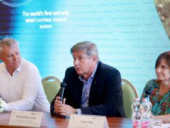 Szeged, okos cochleáris implantátum beültetés, műtét, Szegedi Tudományegyetem, SZTE, Fül- Orr- Gégészeti és Fej- Nyaksebészeti Klinik, hallókészülék, Rovó László, sajtótájékoztató