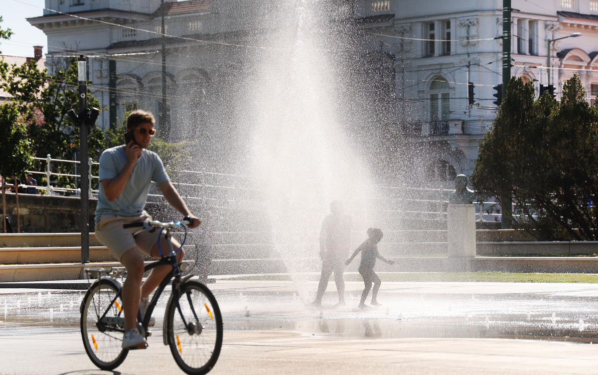 Szeged, nyár, meleg, hőség, kánikula, időjárás, Móra park, szökőkút, fürdőzés