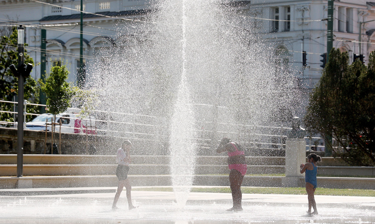 Szeged, nyár, meleg, hőség, kánikula, időjárás, Móra park, szökőkút, fürdőzés