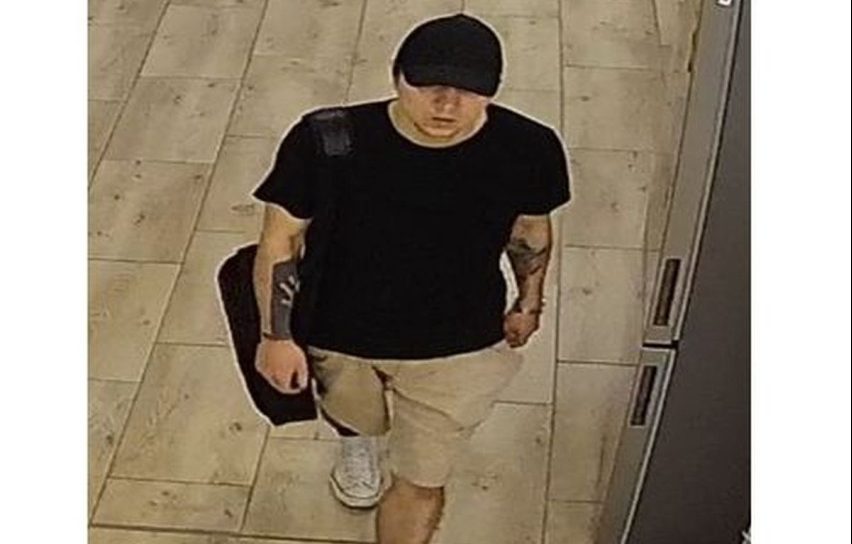 Fejhallgatót lopott Nyíregyházán, keresi a rendőrség