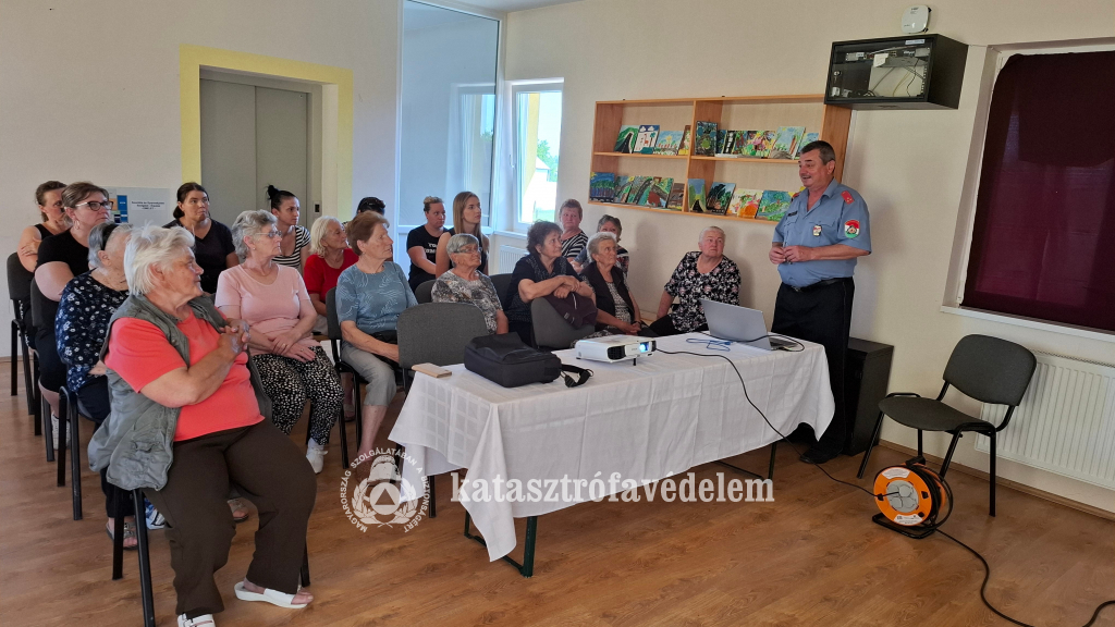 Nyugdíjas klubokban tartottak tűzvédelmi előadásokat a szabolcsi tűzoltók
