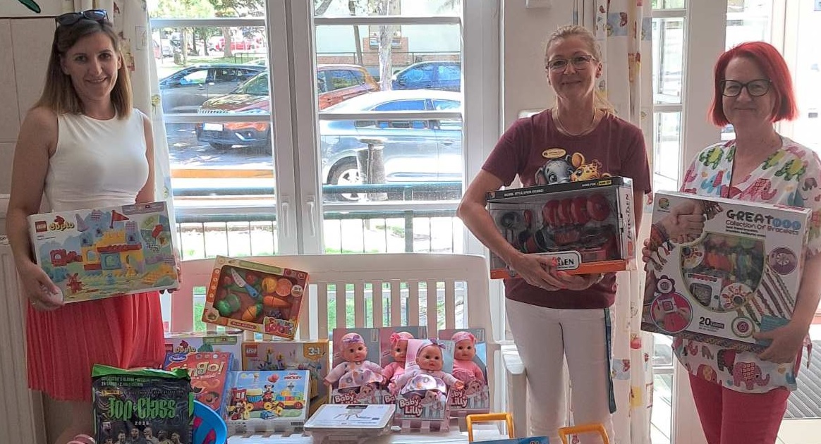 Játékadományt kapott a Debreceni Klinika Gyermekonkológiai Osztálya bírósági dolgozóktól