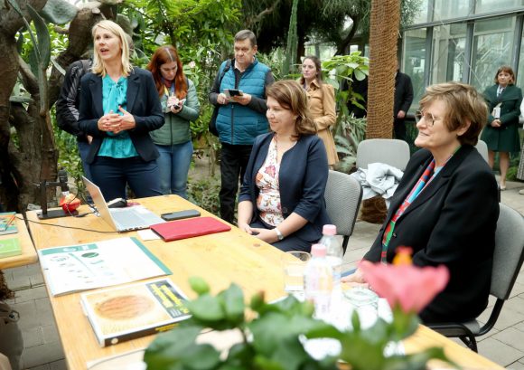 Szeged, Nobel-díj, Karikó Katalin, Füvészkert, hallgatók, szegedi Tudós nők ösvény