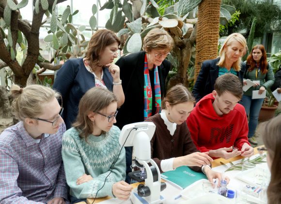 Szeged, Nobel-díj, Karikó Katalin, Füvészkert, hallgatók, szegedi Tudós nők ösvény