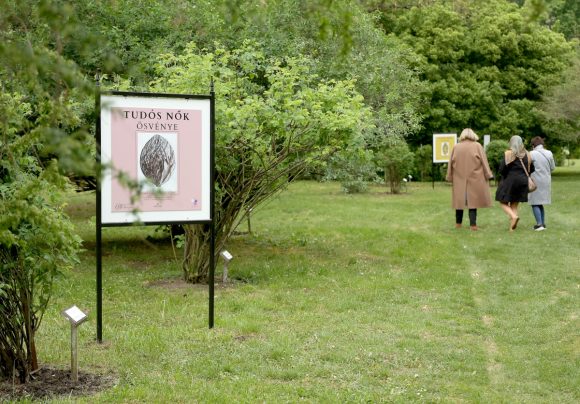 Szeged, Nobel-díj, Karikó Katalin, Füvészkert, hallgatók, szegedi Tudós nők ösvény